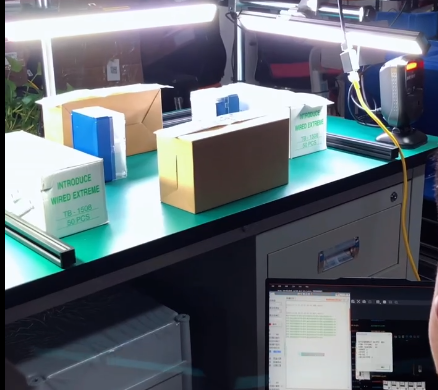 還在為人工掃碼慢、錯掃漏掃頭疼？這套定制工作臺批次掃碼設備全搞定！搭載 AI 讀碼算法，臟污、模糊條碼都能秒識別，批次信息實時同步系統，按需定制尺寸與接口，適配良好專屬場景～ #AI #批次溯源#定制掃碼設備 #自動掃碼工位.png